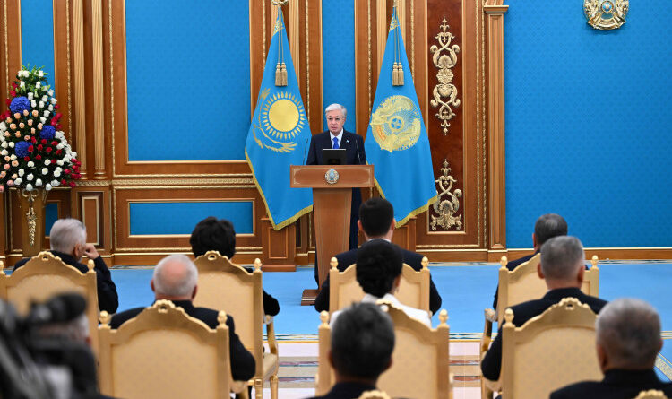МЕМЛЕКЕТ БАСШЫСЫ МҰНАЙ-ГАЗ САЛАСЫ ҚЫЗМЕТКЕРЛЕРІН КӘСІБИ МЕРЕКЕСІМЕН ҚҰТТЫҚТАДЫ