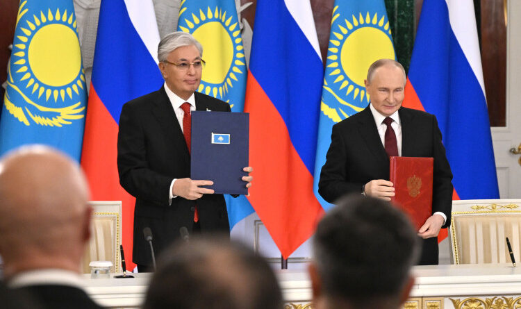 ҚАСЫМ-ЖОМАРТ ТОҚАЕВ ПЕН ВЛАДИМИР ПУТИН МЕМЛЕКЕТАРАЛЫҚ ҚАРЫМ-ҚАТЫНАС ТУРАЛЫ ДЕКЛАРАЦИЯҒА ҚОЛ ҚОЙДЫ