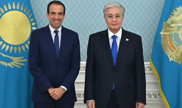 ҚАСЫМ-ЖОМАРТ ТОҚАЕВ ХАЛЫҚАРАЛЫҚ ПАДЕЛ ФЕДЕРАЦИЯСЫНЫҢ ПРЕЗИДЕНТІ ЛУИДЖИ КАРРАРО МЕН PREMIER PADEL ТӨРАҒАСЫ НАССЕР ӘЛ-ХЕЛАИФИДІ ҚАБЫЛДАДЫ