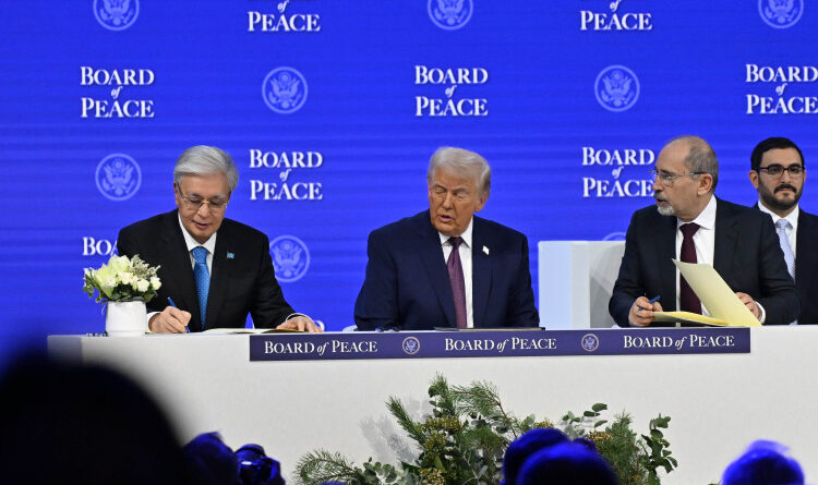 ПРЕЗИДЕНТ ҚАСЫМ-ЖОМАРТ ТОҚАЕВ БЕЙБІТШІЛІК КЕҢЕСІНІҢ ЖАРҒЫСЫНА ҚОЛ ҚОЙДЫ