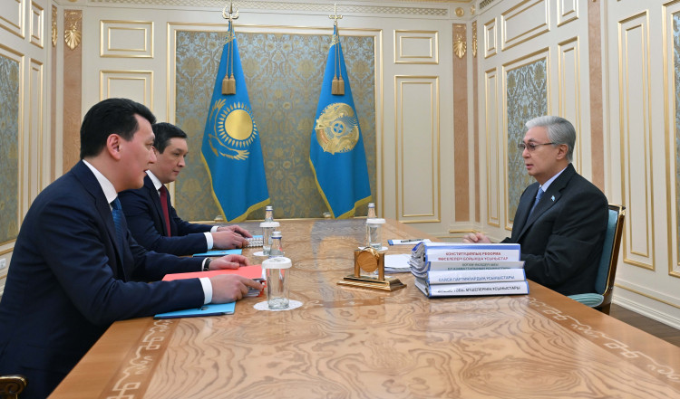 ГЛАВА ГОСУДАРСТВА ОЗНАКОМИЛСЯ С ПОСТУПАЮЩИМИ ПРЕДЛОЖЕНИЯМИ ПО КОНСТИТУЦИОННОЙ РЕФОРМЕ