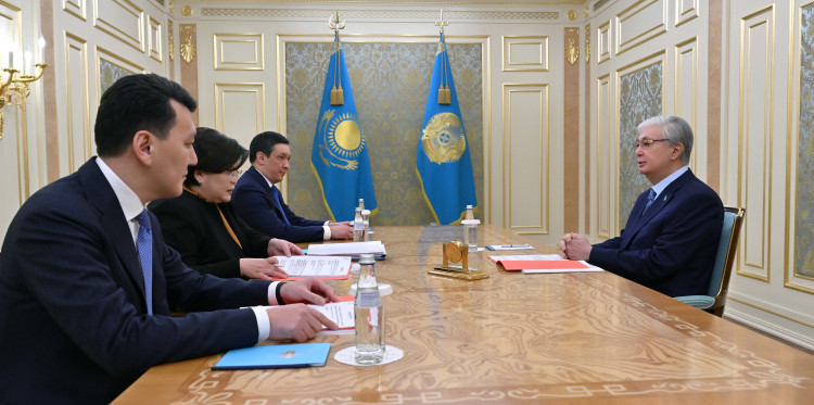 ПРЕЗИДЕНТ КОНСТИТУЦИЯЛЫҚ КОМИССИЯ БАСШЫЛАРЫМЕН ЖҰМЫС КЕҢЕСІН ӨТКІЗДІ