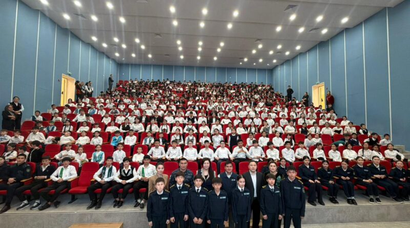 В ТАРАЗЕ СПОРТСМЕН-ПОЛИЦЕЙ ПРОВЕЛ ЛЕКЦИЮ ПРОТИВ НАРКОТИКОВ ДЛЯ БОЛЕЕ 500 УЧАЩИХСЯ