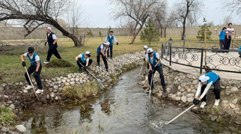 ЖАС ҚАЗАҚСТАНДЫҚТАР «МӨЛДІР БҰЛАҚ» АКЦИЯСЫНА ҚАТЫСУДА