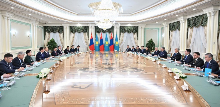 ҚАЗАҚСТАН МЕН МОҢҒОЛИЯ ПРЕЗИДЕНТТЕРІ КЕҢЕЙТІЛГЕН ҚҰРАМДА КЕЛІССӨЗ ЖҮРГІЗДІ