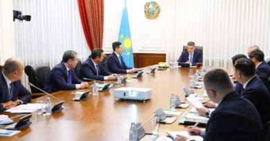 ОЛЖАС БЕКТЕНОВ ЖЕҢІЛ ӨНЕРКӘСІПТІ ДАМЫТУ ТӘСІЛДЕРІН ҚАЙТА ҚАРАУДЫ ТАПСЫРДЫ