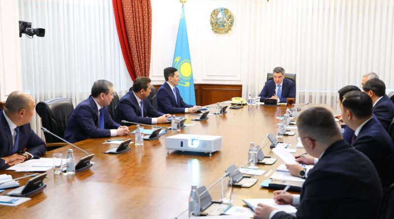 ОЛЖАС БЕКТЕНОВ ЖЕҢІЛ ӨНЕРКӘСІПТІ ДАМЫТУ ТӘСІЛДЕРІН ҚАЙТА ҚАРАУДЫ ТАПСЫРДЫ