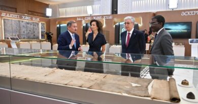 ТОҚАЕВ АЛТЫН ОРДА МҰРАСЫНА АРНАЛҒАН КӨРМЕНІ ТАМAШАЛАДЫ