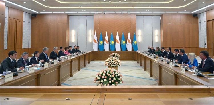 ҚАЗАҚСТАН МЕН КИПР ПРЕЗИДЕНТТЕРІ КЕҢЕЙТІЛГЕН ҚҰРАМДА КЕЛІССӨЗ ЖҮРГІЗДІ
