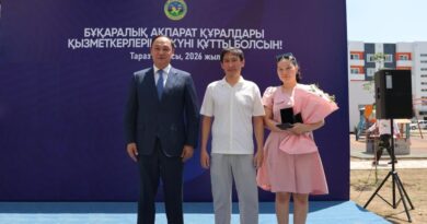 В ЖАМБЫЛСКОЙ ОБЛАСТИ ДВУМ ЖУРНАЛИСТАМ ВРУЧИЛИ КЛЮЧИ ОТ НОВЫХ КВАРТИР