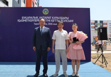 В ЖАМБЫЛСКОЙ ОБЛАСТИ ДВУМ ЖУРНАЛИСТАМ ВРУЧИЛИ КЛЮЧИ ОТ НОВЫХ КВАРТИР
