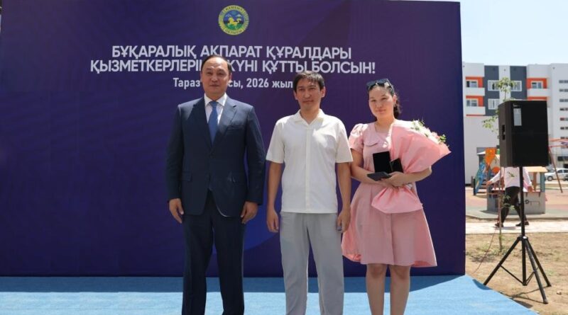 В ЖАМБЫЛСКОЙ ОБЛАСТИ ДВУМ ЖУРНАЛИСТАМ ВРУЧИЛИ КЛЮЧИ ОТ НОВЫХ КВАРТИР