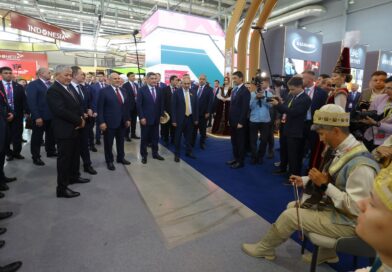 ОЛЖАС БЕКТЕНОВ «ИННОПРОМ» КӨРМЕСІНДЕ ӨНЕРКӘСІПТІК ЫНТЫМАҚТАСТЫҚ МӘСЕЛЕЛЕРІН ТАЛҚЫЛАДЫ