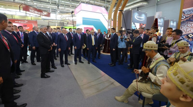 ОЛЖАС БЕКТЕНОВ «ИННОПРОМ» КӨРМЕСІНДЕ ӨНЕРКӘСІПТІК ЫНТЫМАҚТАСТЫҚ МӘСЕЛЕЛЕРІН ТАЛҚЫЛАДЫ